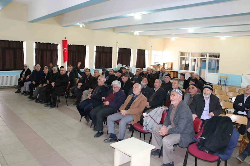 Üzümlü’de çiftçilere üzüm bağlarında görülen hastalık ve zararlılarla ilgili eğitim verildi
