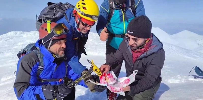 Elazığ’ın zirvesinde doğum günü kutladılar
