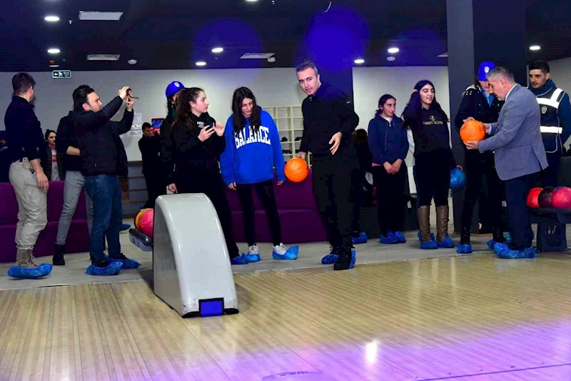 Vali Çiçek öğrencilerle bowling oynadı
