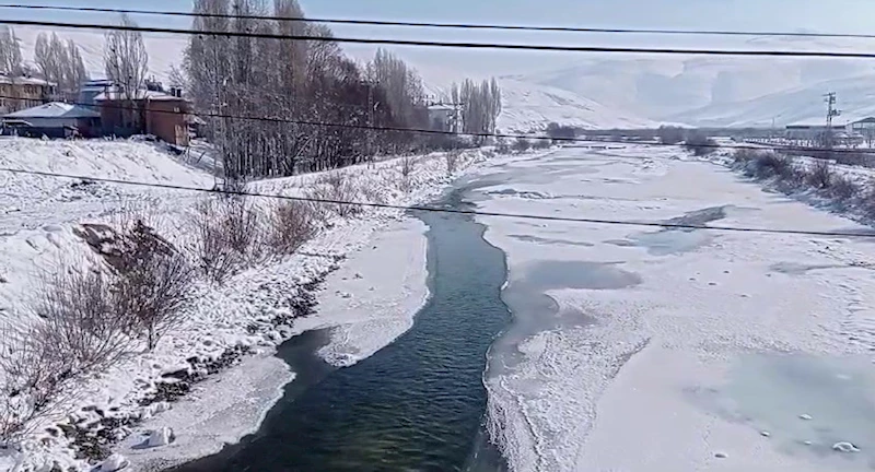 Aşırı soğuklar Aras Nehri’ni dondurdu
