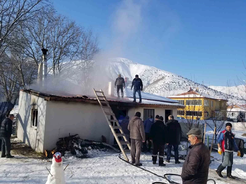 Müstakil evin çatı kısmı yandı
