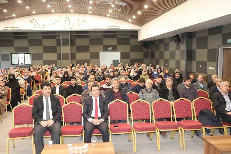 Elazığ’da ‘Örgün Eğitimle Birlikte Hafızlık Projesinin Anlamı’ konferansı
