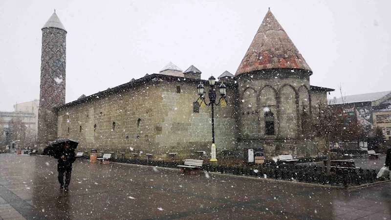 Erzurum’a kar yağışı geri geldi
