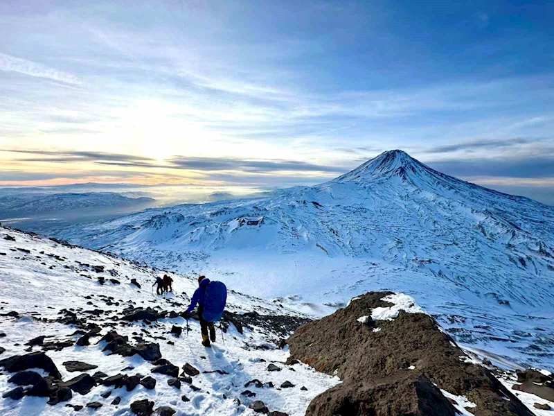 Dağcılar Küçük Ağrı Dağı’nın zirvesine ulaştı
