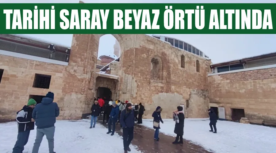 Tarihi saray beyaz örtü altında