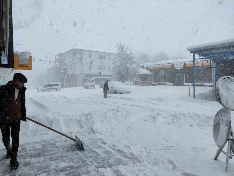 Ardahan’da eğitime kar ve tipi engeli
