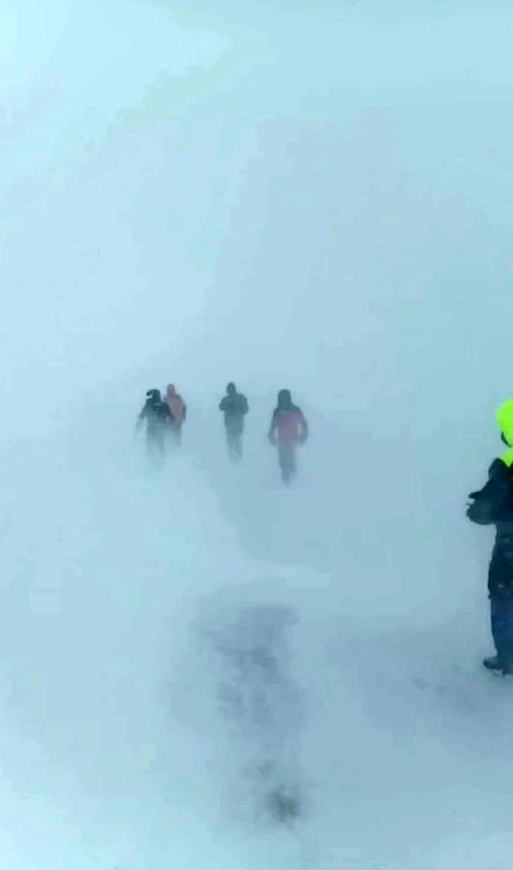 Fırtına nedeniyle 21 dağcı zirve tırmanışını yarıda bıraktı
