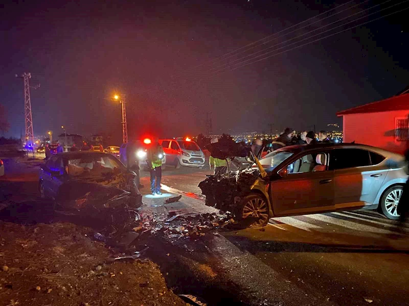 Erzincan’da iki otomobil çarpıştı: 1’i ağır 3 yaralı
