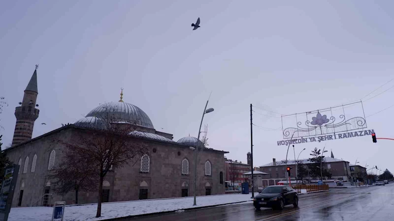 Erzurum’da sokaklara “Hoş Geldin Ya Şehri Ramazan” tabelaları asıldı

