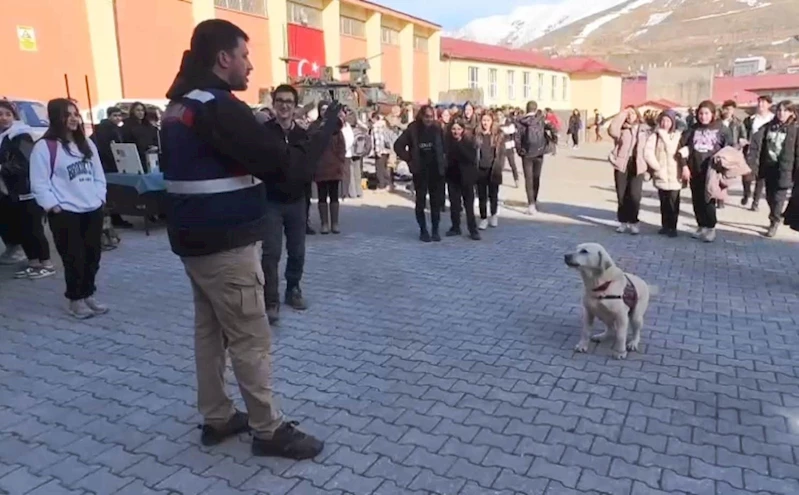 Jandarma, mesleğini öğrencilere tanıttı
