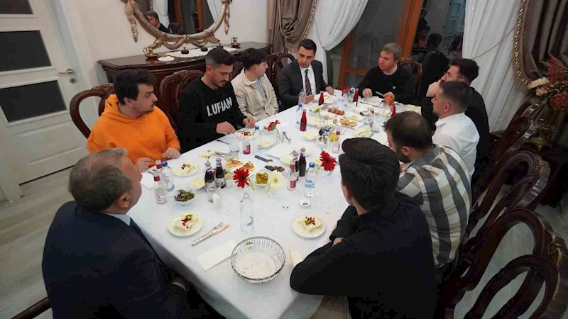 Vali Aydoğdu, iftarda öğrencileri evinde misafir etti
