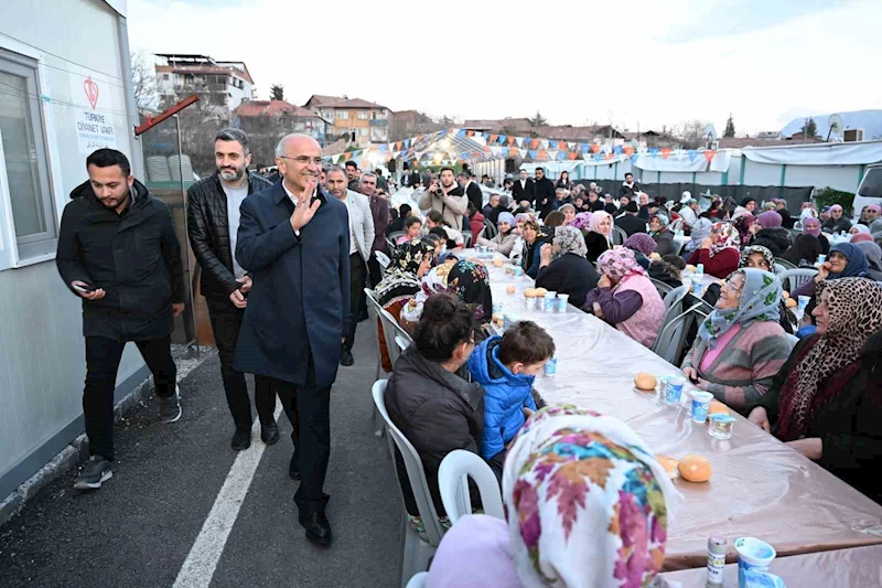 Büyükşehir Adayı Sami Er, depremzedelerle iftar yaptı
