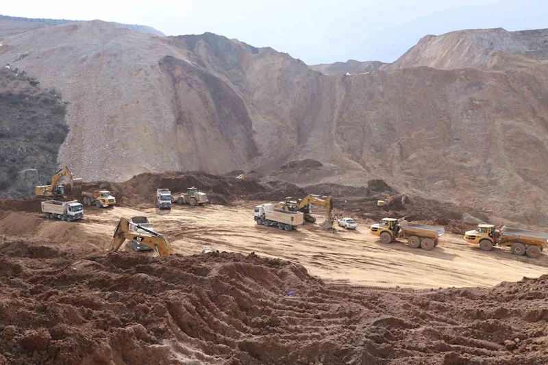 İliç’teki maden ocağında toprak altında kalan pikaba ulaşıldı
