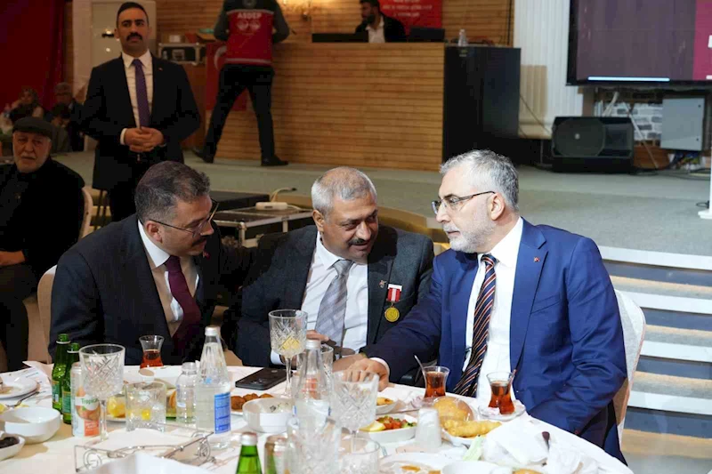 Bakan Işıkhan şehit aileleri ve gazilerle iftarda buluştu
