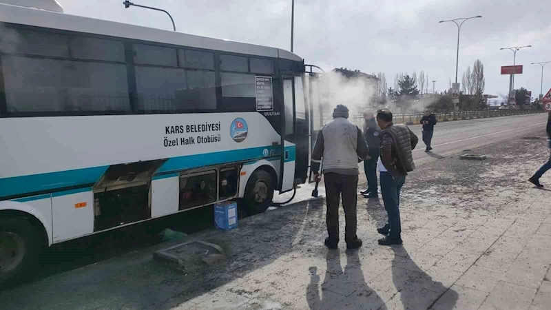 Kars’ta hareket halindeki dolmuş yandı
