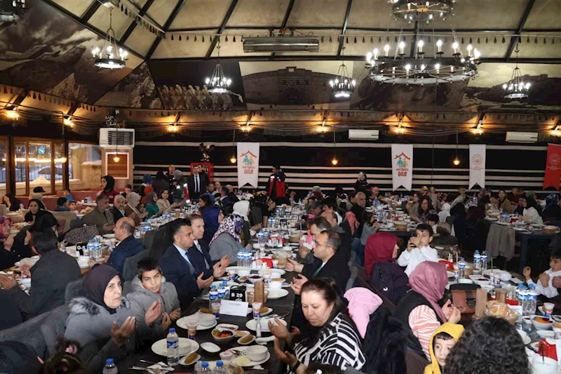 Çocuklar sevgi sofrasında iftar açtı
