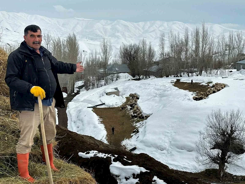 Yüksekova’da çiftçilerin kış zorluğu devam ediyor
