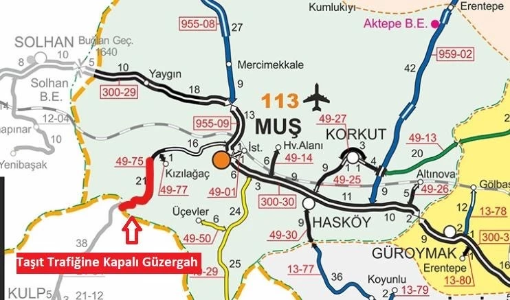 Heyelan meydana gelen yol kısa sürede trafiğe açıldı
