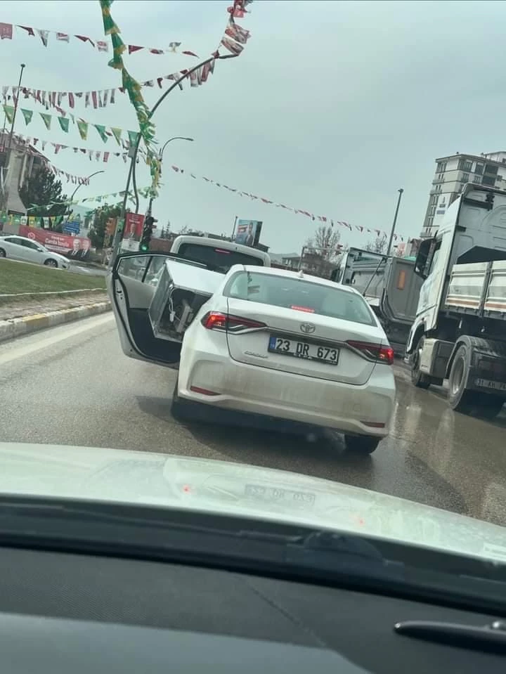 Buzdolabını otomobilin arka koltuğunda taşıdı
