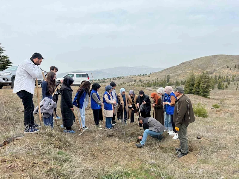 Elazığ’da öğrenciler fidan dikim etkinliğinde buluştu
