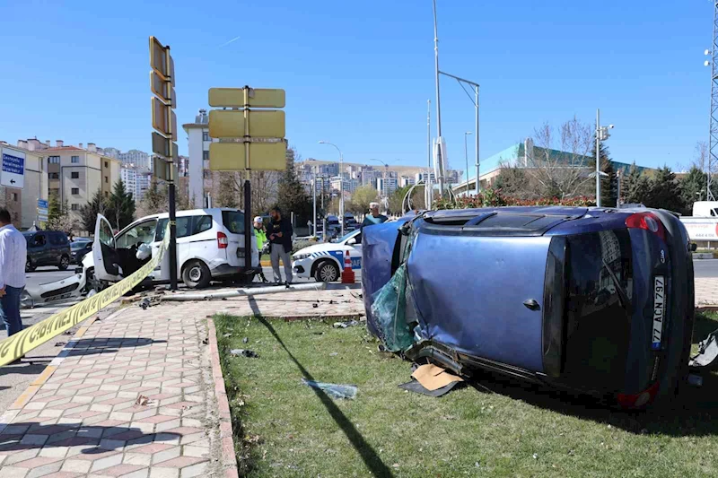 Elazığ’da trafik kazası: Önce araca ardından anne ve kızına çarptı
