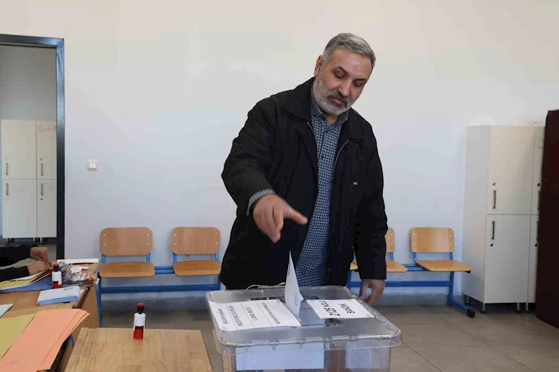 Elazığ’da oy kullanma işlemleri başladı
