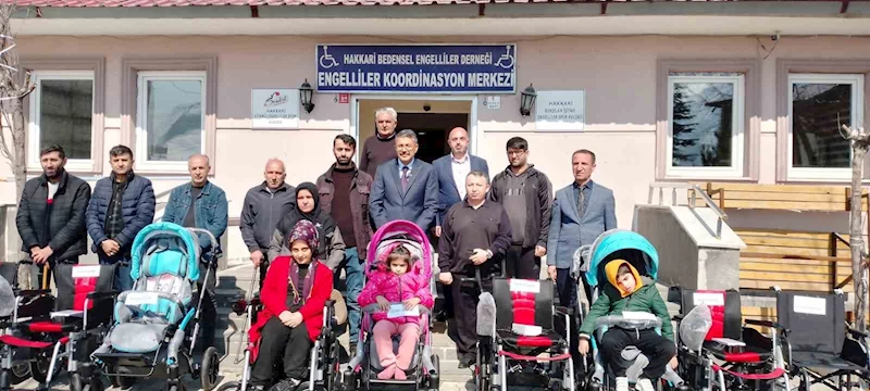 Hakkari’de bedensel engellilere sandalye desteği
