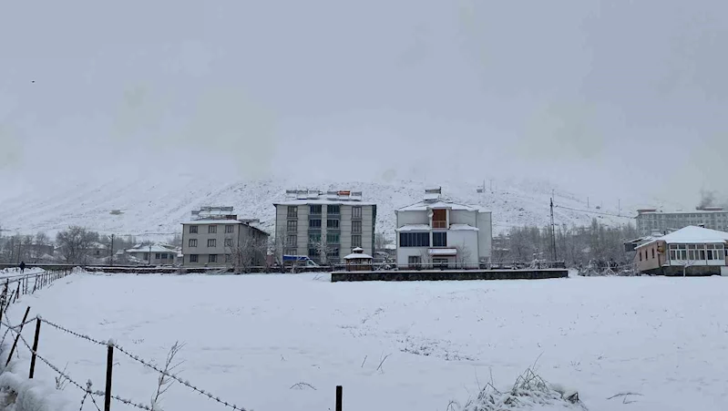 Karlıova’da kar yağışı etkisini sürdürüyor

