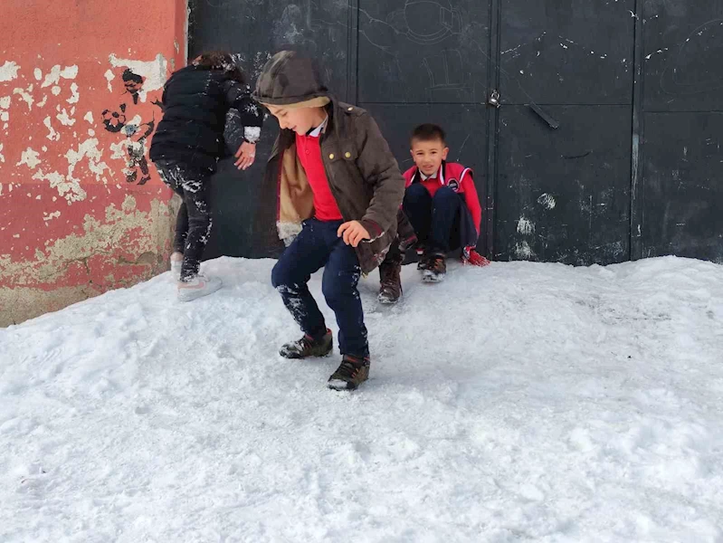 Çocukların düşe kalka kayak keyfi
