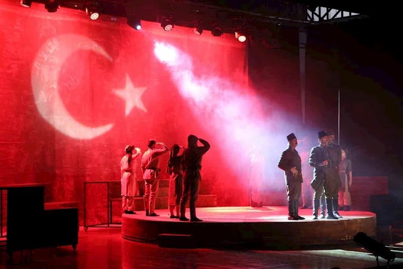 ‘Cumhuriyete Doğru’ tiyatro oyunu Erzincan’da sahnelendi
