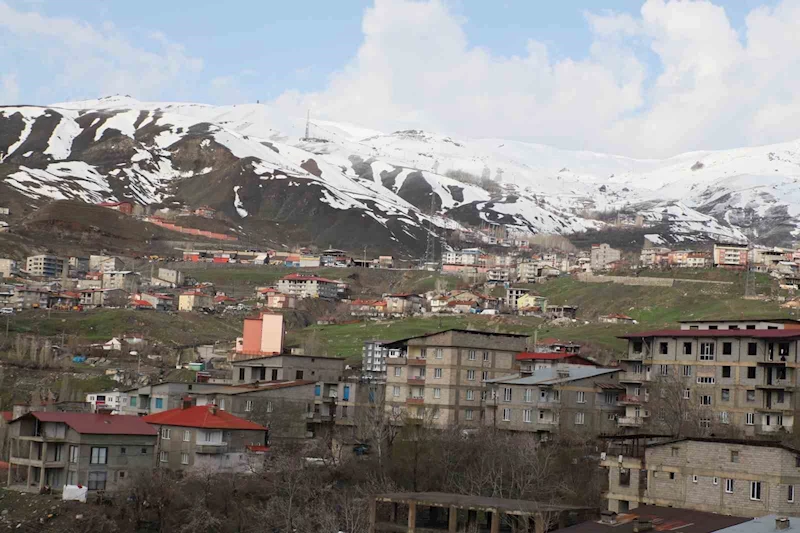 Hakkari dağları yeniden beyaza büründü
