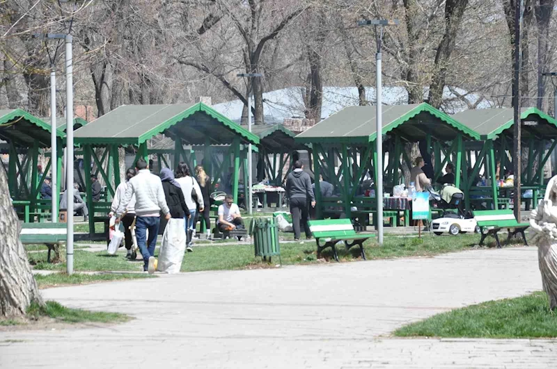 Kars’ta mesire alanları doldu
