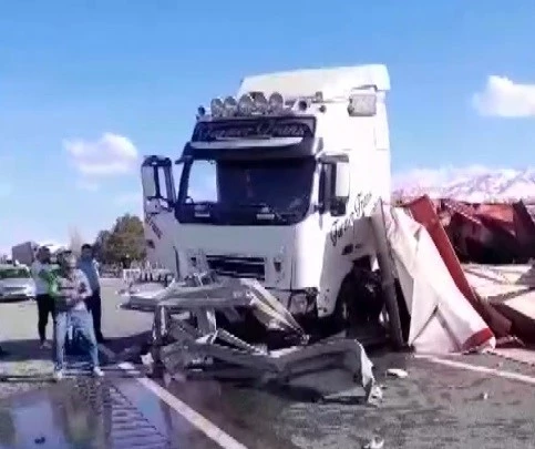 Erzincan - Erzurum karayolunda TIR devrildi, yol uzun süre ulaşıma kapandı
