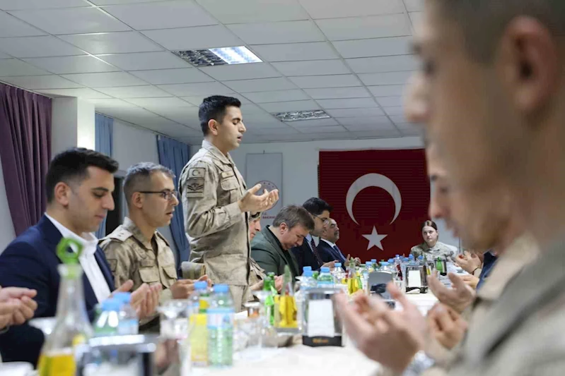 Vali Aydoğdu, jandarmayla iftar yaptı
