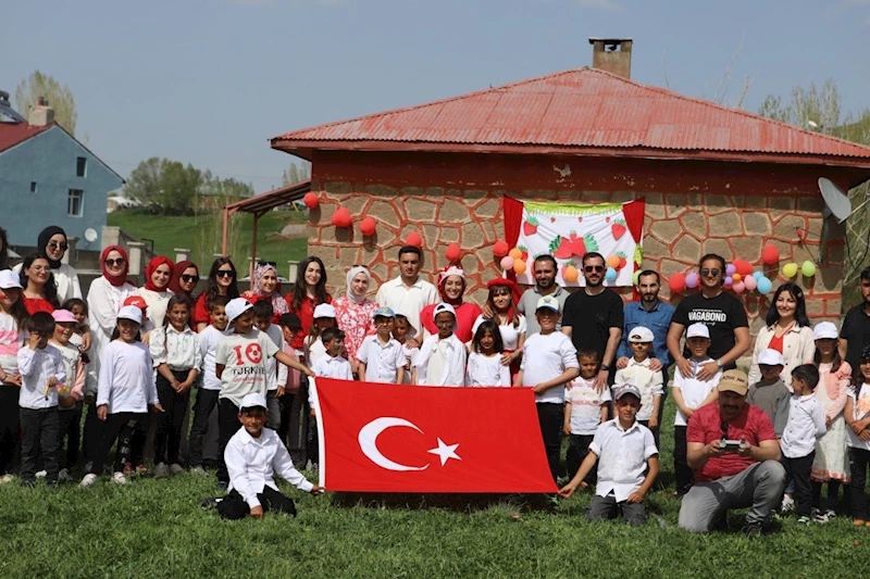 ’Çilek Abla’ köy okulu öğrencilerini baharla süslenmiş çileklerle buluşturdu
