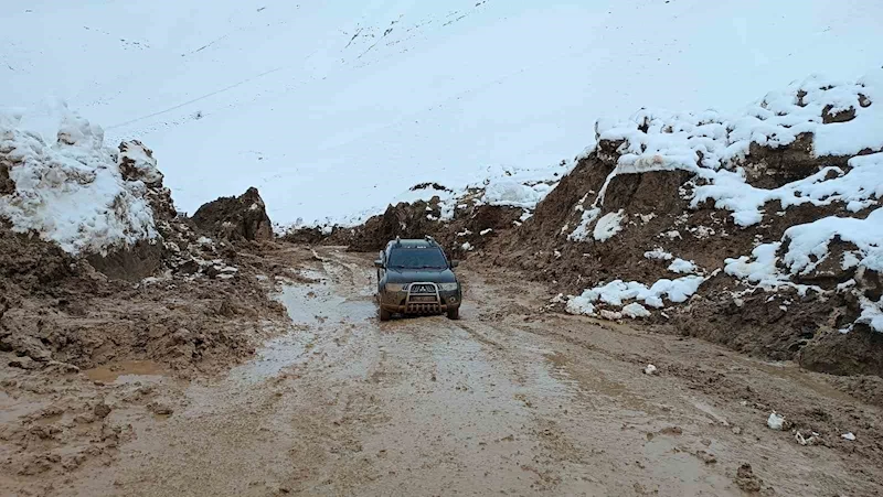 Yüksekova’da heyelan sonucu kapan köy yolu kontrollü olarak açıldı
