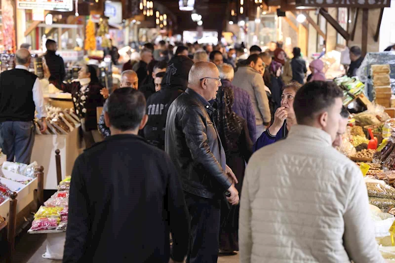 Elazığ Kapalı Çarşı’da bayram yoğunluğu
