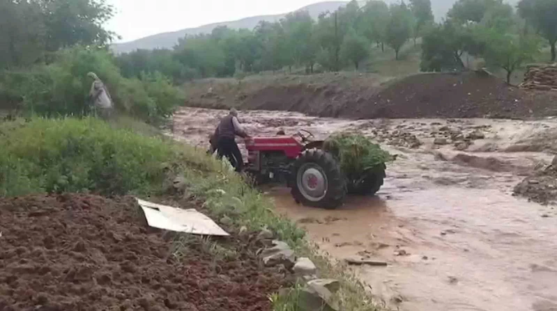 Elazığ’da sağanak ve dolu yağışı hayatı olumsuz etkiledi
