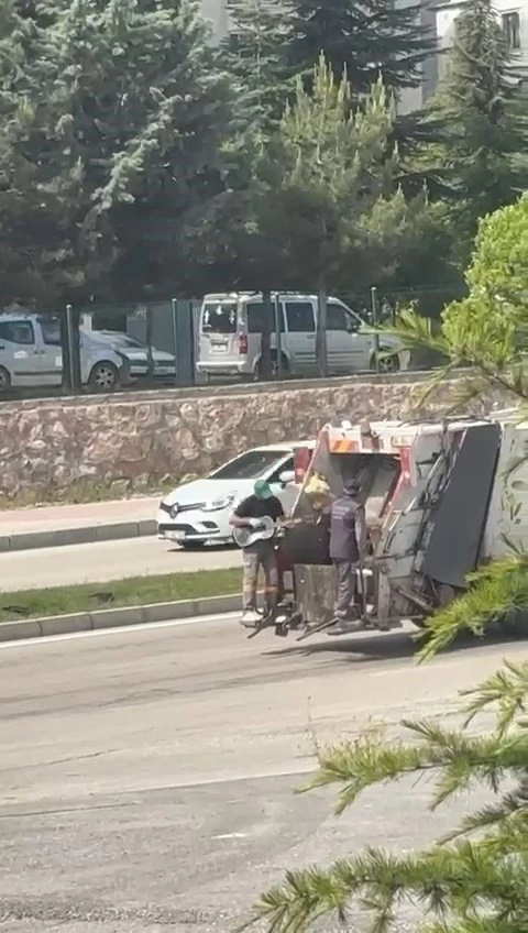 İşini aşkla yapan çöpçüden ’Rock yıldızını’ aratmayacak görüntü
