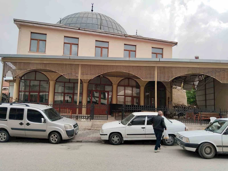 Depremde hasar alan tarihi cami ayağa kaldırılıyor
