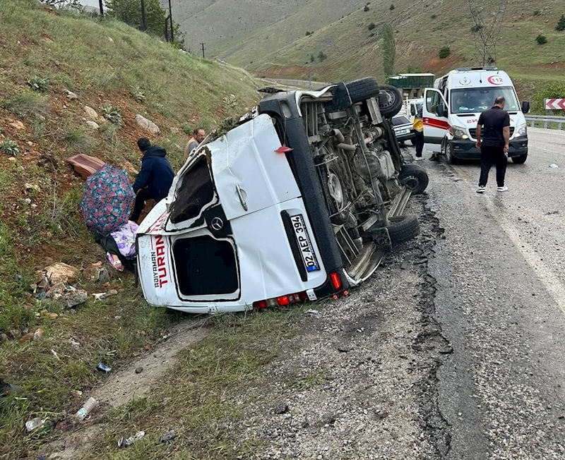 Yolcu minibüsü devrildi: 12 yaralı
