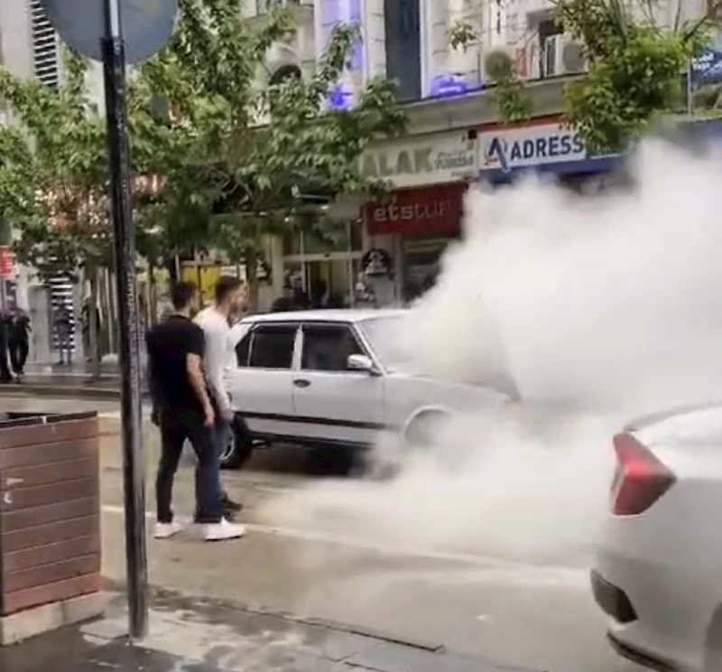 Elazığ’da seyir halindeki otomobil alev aldı
