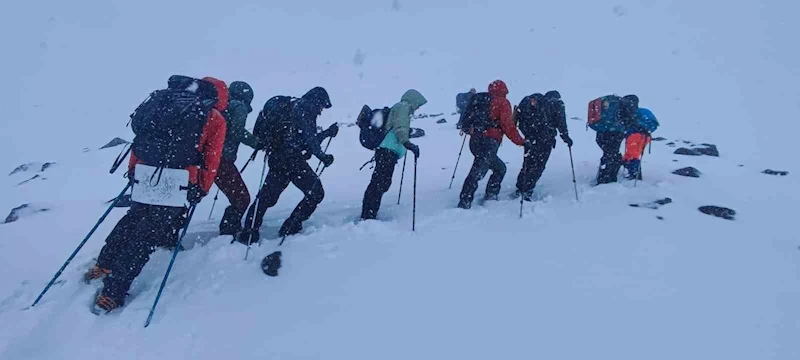 Mayıs ortasında Ağrı Dağı’na çıkan dağcılara kar sürprizi
