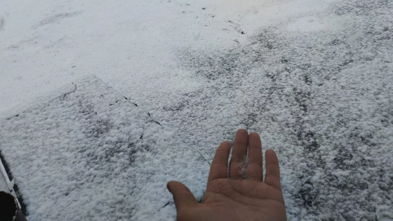 Ağrı’da mayıs ayında kar yağışı köyü kışa döndürdü
