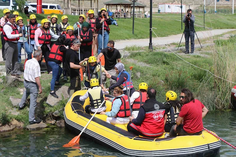 Erzincan’da engelli bireylere yönelik paraşüt ve rafting etkinliği renkli görüntüler oluşturdu
