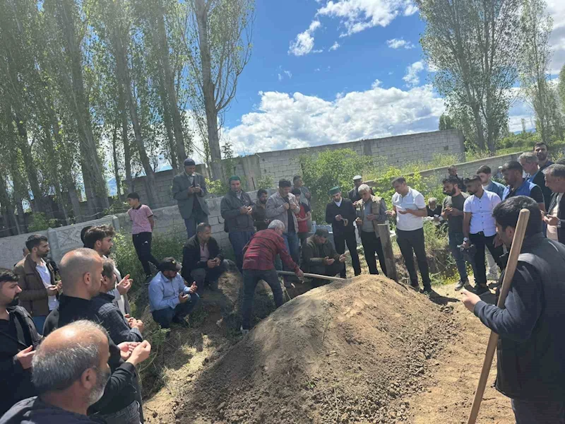 Eski nişanlısı tarafından katledilen Bahar, baba memleketi Iğdır’da gözyaşları içinde defnedildi
