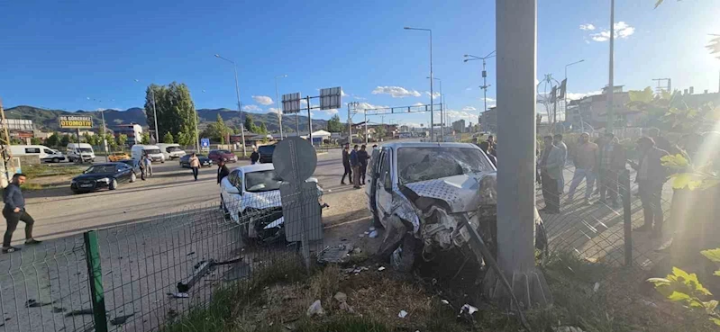 Kırmızı ışıkta geçen sürücü kazaya neden oldu: 4 yaralı
