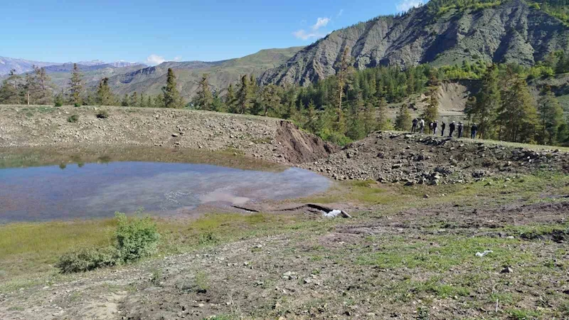 Oltu’da gölet taştı, bahçe ve araziler sular altında kaldı
