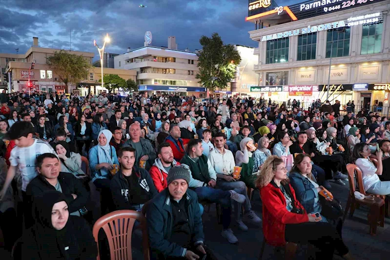 Erzincan’da açık hava sineması etkinliği yoğun ilgi gördü
