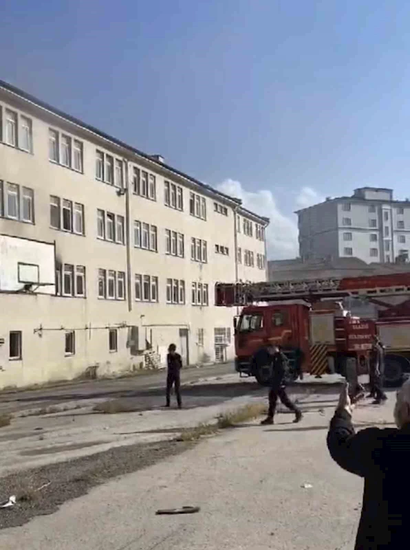 Elazığ’da metruk binada yangını
